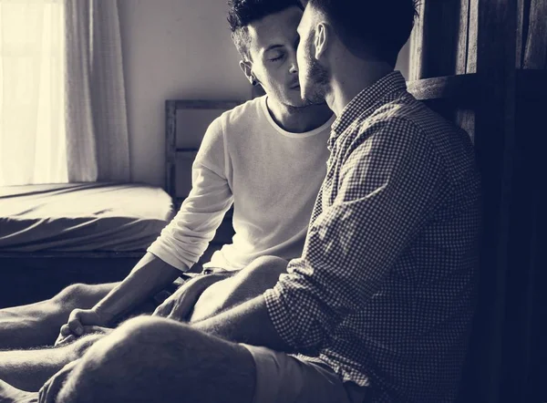 Baciare gay coppia — Foto Stock