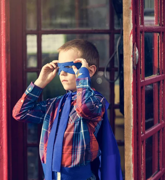 Superhéroe Little Boy en la calle — Foto de Stock