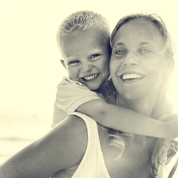 Mor och son att ha kul på stranden — Stockfoto