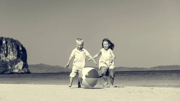 Crianças brincando na praia — Fotografia de Stock