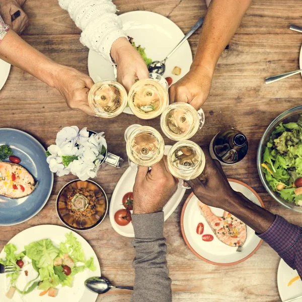 Freunde essen gemeinsam zu Abend — Stockfoto