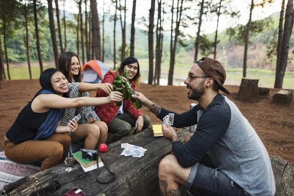Amigos comiendo y bebiendo en el camping —  Fotos de Stock