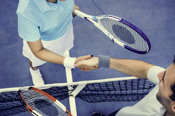 사람들이는 테니스 코트에서 재생 — 스톡 사진