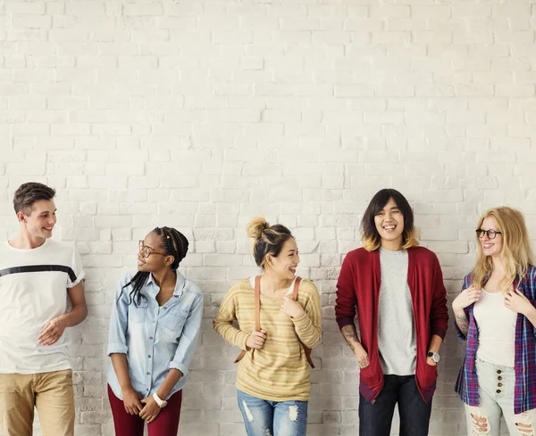 Students standing at the wall — Stock Photo, Image