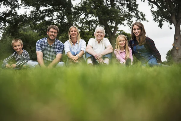 Stor familj utomhus — Stockfoto