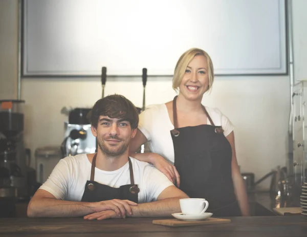 Serveuse et barista travaillant dans un café — Photo