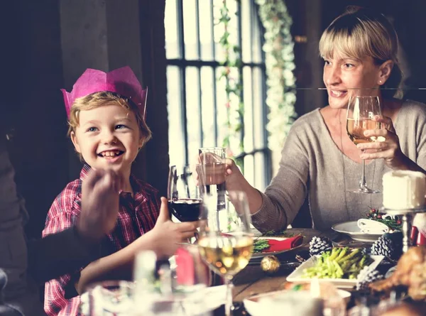 Família à mesa com um jantar festivo — Fotografia de Stock