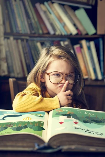 Adorável menina leitura contação de histórias — Fotografia de Stock