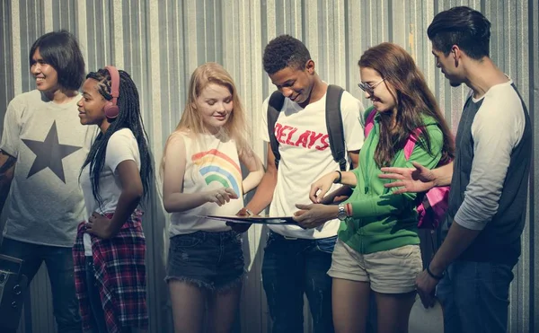 Diversi adolescenti appendere fuori — Foto Stock