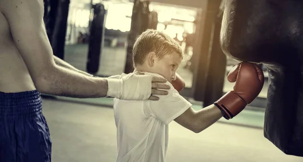 Boy Training Boxe avec professeur — Photo