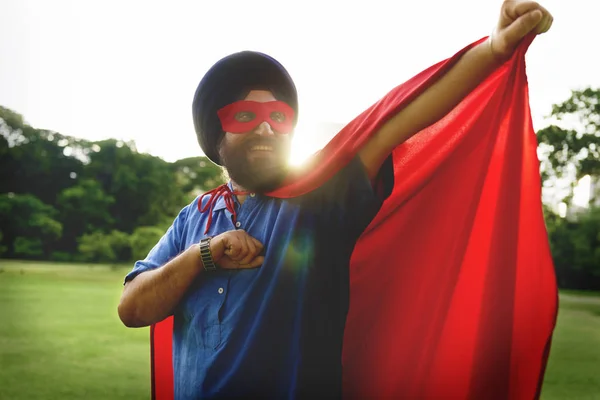 Uomo indiano in costume da supereroe e maschera — Foto Stock