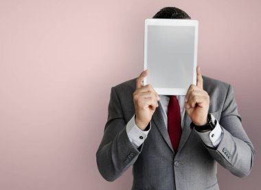 Dijital tablet tutan işadamı 