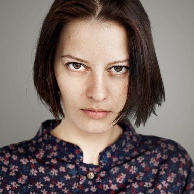 Kısa saçlı güzel bir kadın.