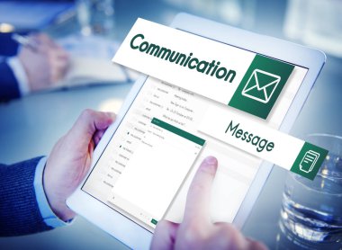  Dijital tablet kullanan adam