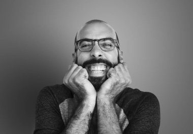 gülümseyen beyaz adam sakallı