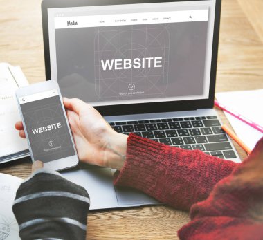 dizüstü bilgisayar ve smartphone ile kız
