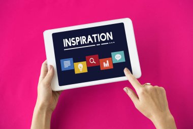 kişi holding dijital tablet