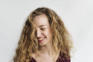 Gülümseyen genç kadın