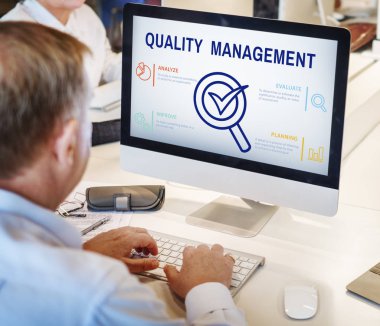 Olgun iş adamı bilgisayarda çalışıyor.