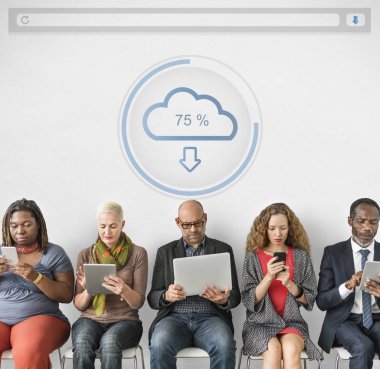 kişi iskemlede oturuyor