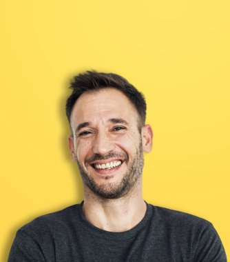 yakışıklı gülen adam