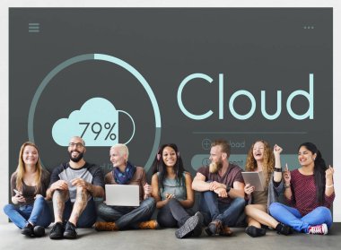 insanlar cihazlar ile katta oturur