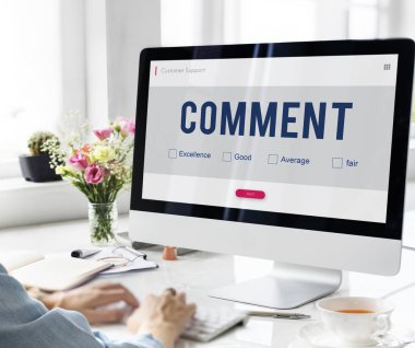 bilgisayar ile çalışan kadın