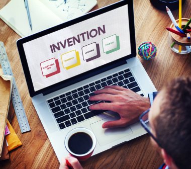 dizüstü bilgisayar kullanan adam