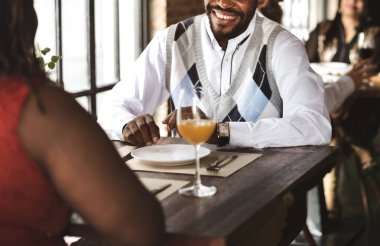 Romantik randevusu olan çift. 