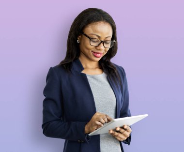 Dijital tablet kullanan iş kadını