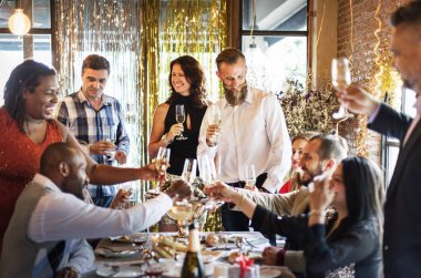 İnsanlar birlikte kutluyor 