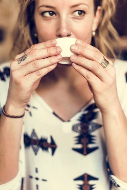 Genç bayan çay içiyor.