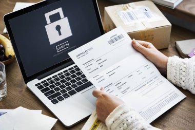 kadın holding kağıt defter yukarıda