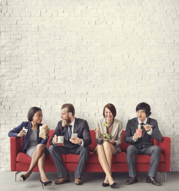 Öğle yemeği yemeyi iş takım