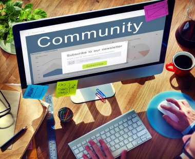 Bilgisayar kullanan adam