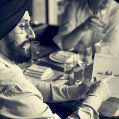 Hintli adam Türban tablet kullanma