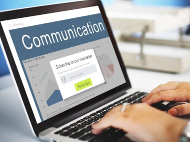 Dizüstü bilgisayarda çalışan kadın