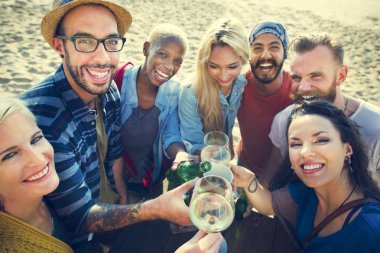 Sahilde içme insanlar