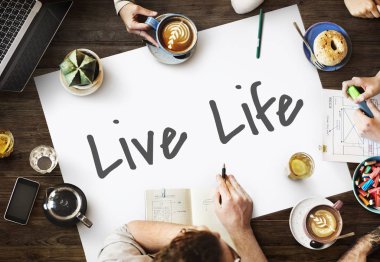 insanlar cihazlar ile oturmak 