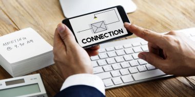 Akıllı telefon kullanan iş adamı