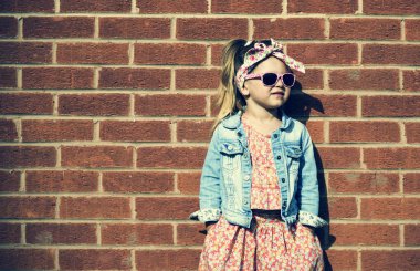 Fashionista kız duvara karşı
