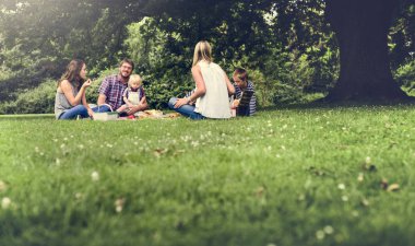 Aile piknikten hoşlanıyor