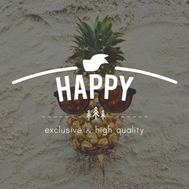 Kum üzerinde komik ananas