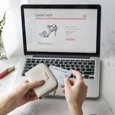 İnternetten alışveriş yapan kadın