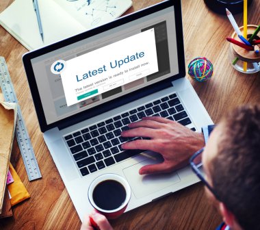 dizüstü bilgisayar kullanan adam