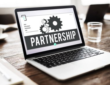 çalışma alanı tablo üstünde laptop