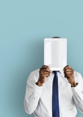 Dijital tablet tutan işadamı 