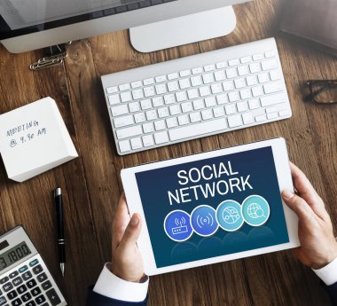 Dijital tablet kullanan işadamı