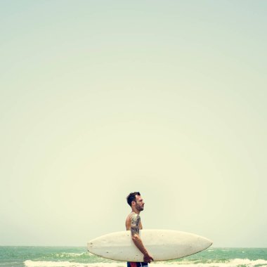 Sörf tahtası ile sportif yakışıklı