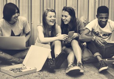  Genç arkadaşları aygıtları kullanarak